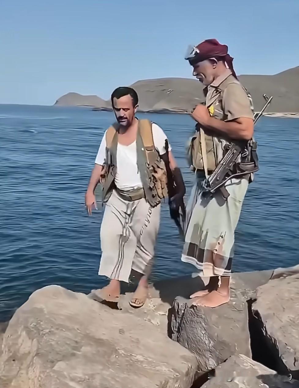 有穿拖鞋的，也有光脚的胡塞武装士兵占领了曼德海峡沿岸，他们也登上了海峡中的迈云岛
