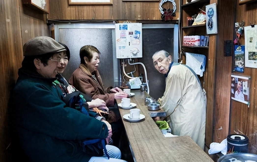 日本900万老人端盘打工，中国老人却在环游世界，养老差距有多大？