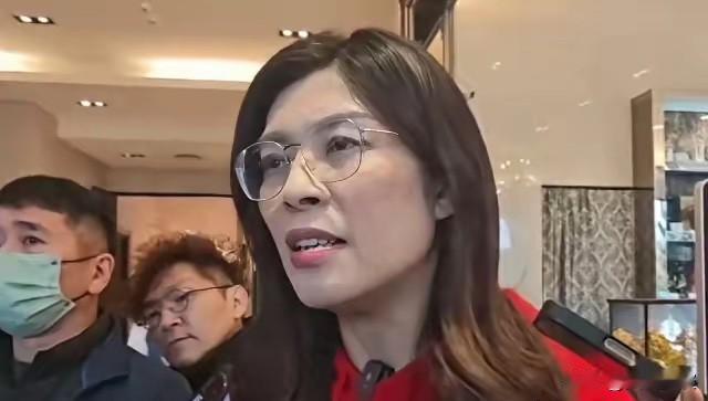 新年之际郑丽文的反向操作说明了什么？别人过年都在发春联红包走形式，郑丽文专做