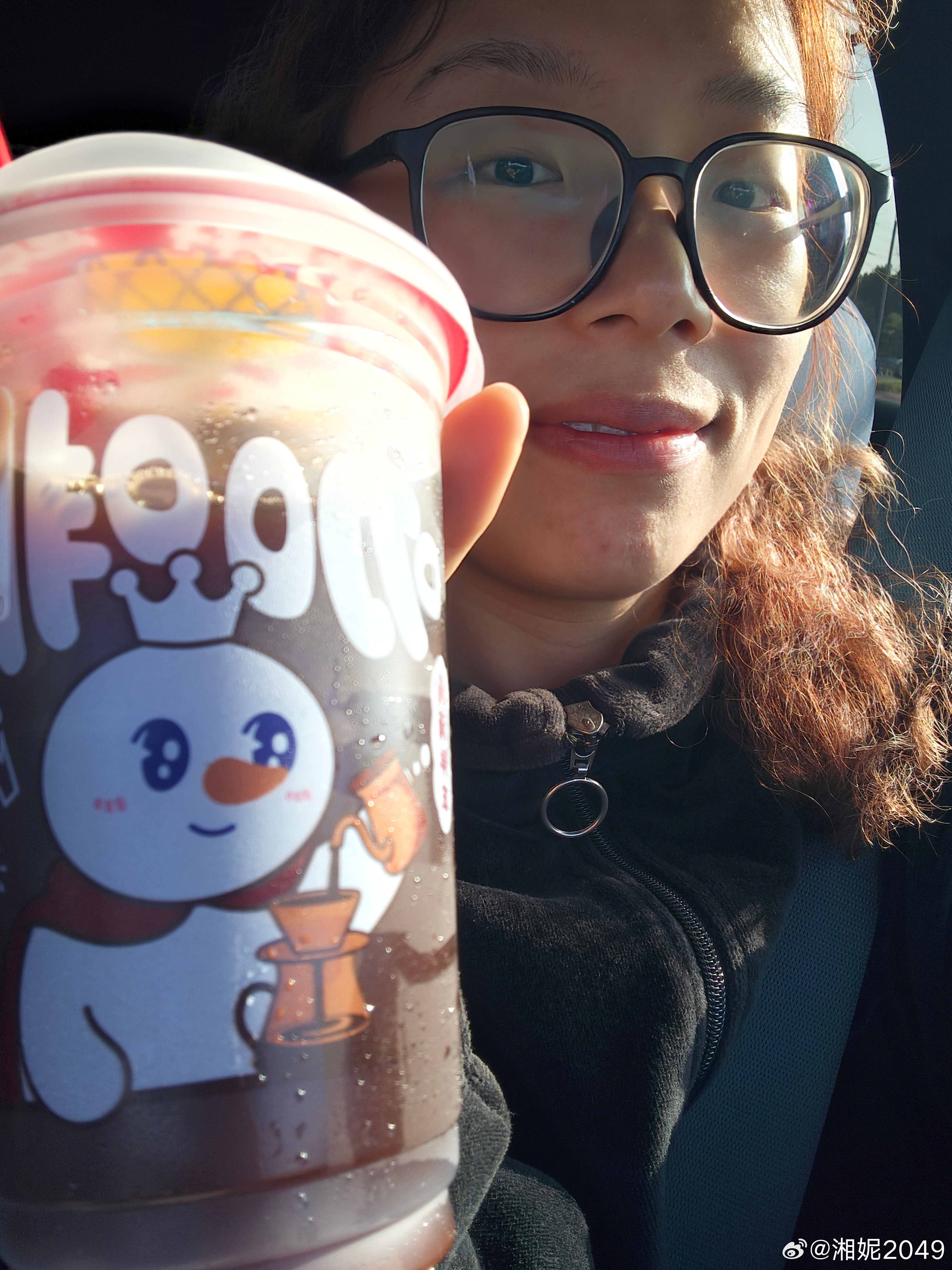 喝个蜜雪冰城的隔夜咖啡也要拍一下，臭美略咧