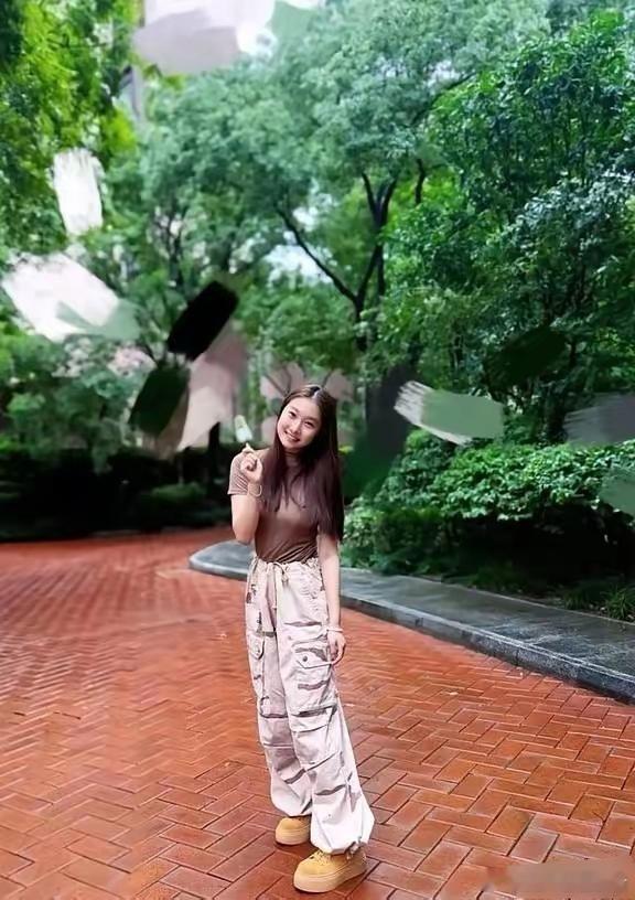 马伊俐女儿别墅晒照，优雅美丽，摘牙箍更似文章，你看，文爱马现在已经17岁了，时间