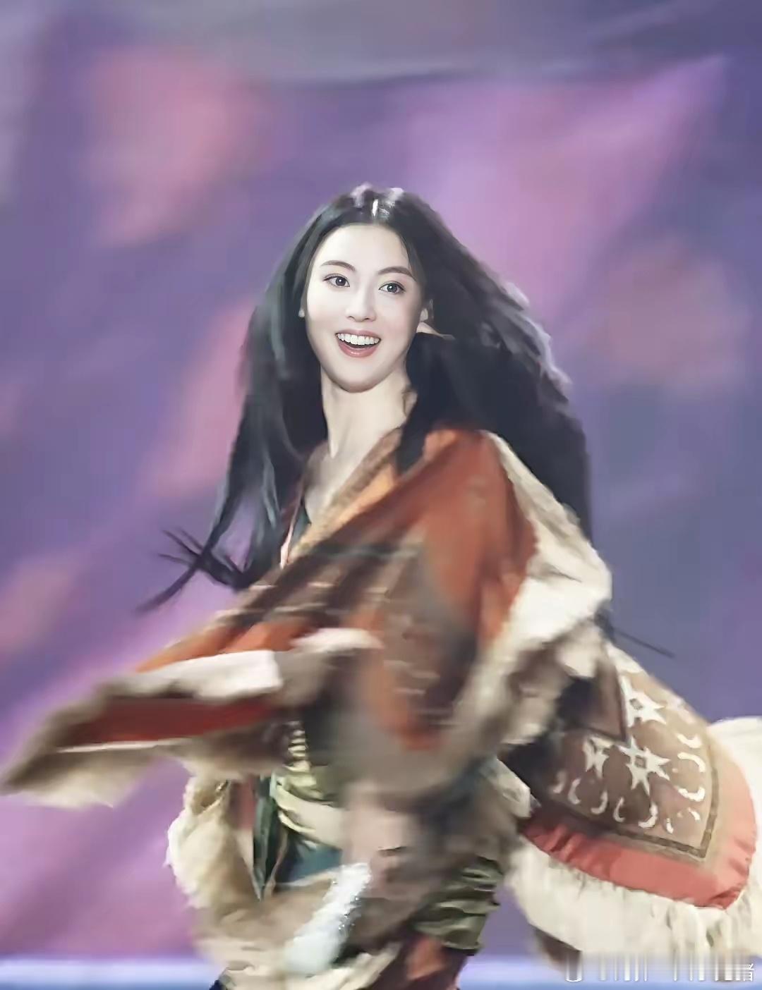 美女真的不需要太多的修饰，就五颜六色的颜色张柏芝能穿出来洋气来，连每一根头发丝都