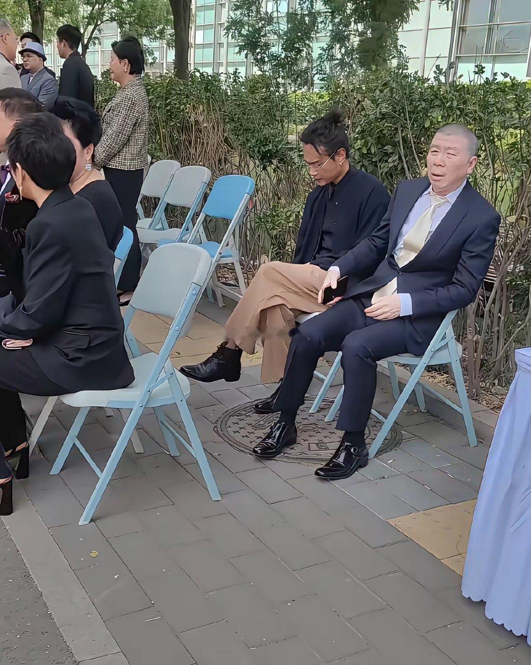 冯小刚被冷落，一张椅子，两种江湖当年冯导身边何尝不是前呼后拥？​