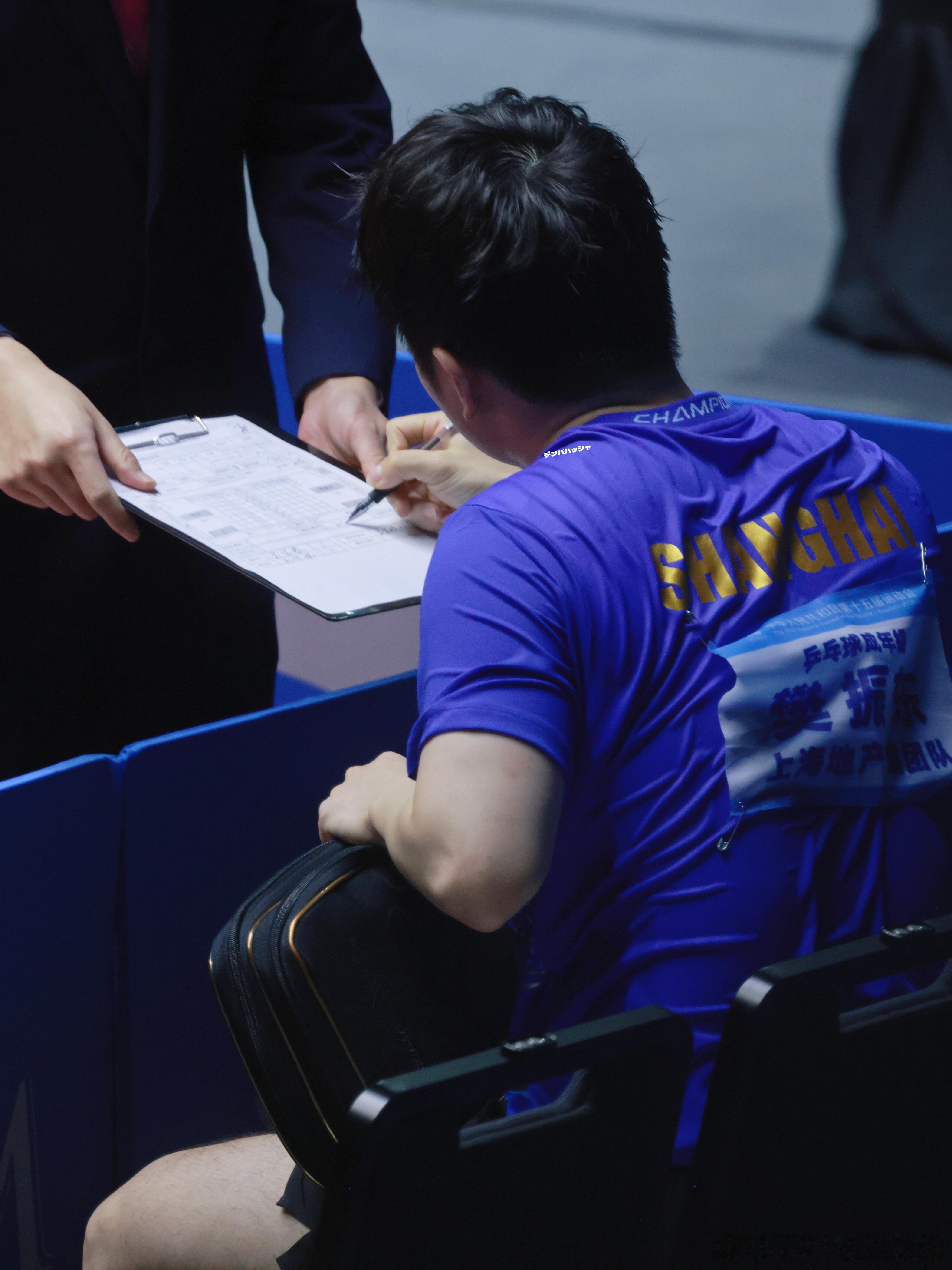 樊振东签名姿势超乖而且笔尖永远朝向自己，刻在骨子里的教养cr🍠デンパハッシャ