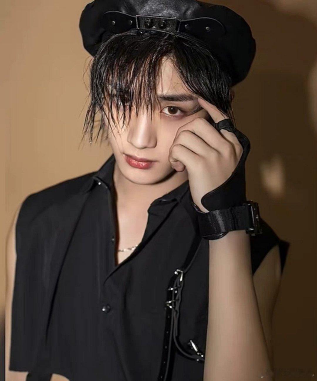 1、王安宇小半年的行程都是综艺和商务，他电影扑街太多，如果没有大花让他赘，他打算