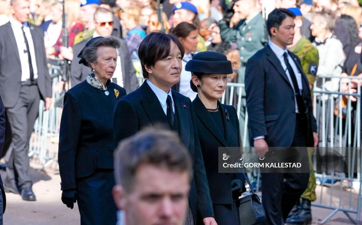 在挪威国王哈拉尔五世葬礼上，安妮公主走在送葬的队伍中，前面是日本王室纪子妃，一个