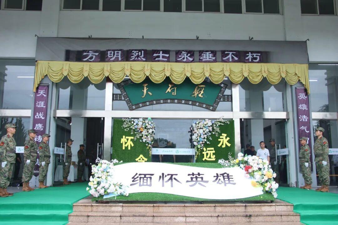 向英雄致敬：海军上校方明，安徽庐江人，执行飞行训练时战机突遇故障。为避开居民区