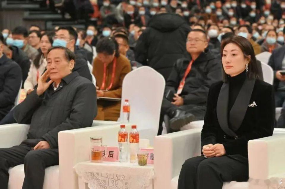 娃哈哈，宗庆后，宗馥莉，再次被推上风口浪尖，这件事的来龙去脉大概应该是这样的：二