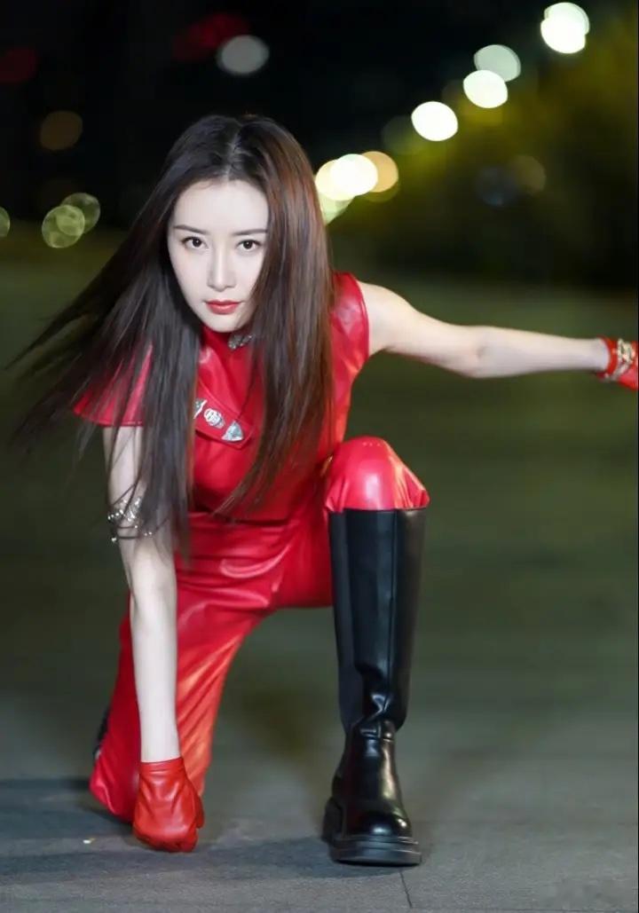 1.李晨现在已全然不在意面子问题了，只要有赚钱的机会便会承接。网红直播带货邀他站