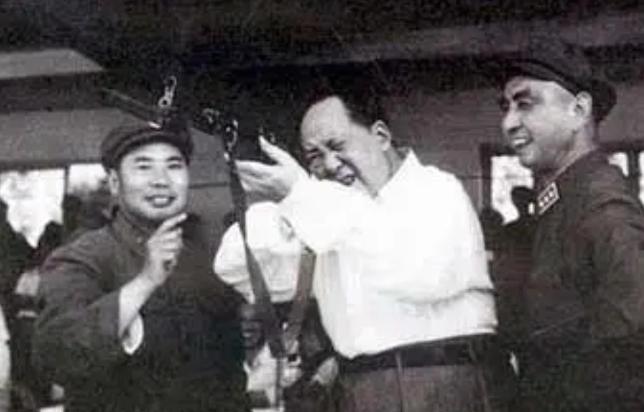 毛主席一生光明磊落，却有三个不为人知的小习惯。 第一个，毛主席一辈子不碰软床