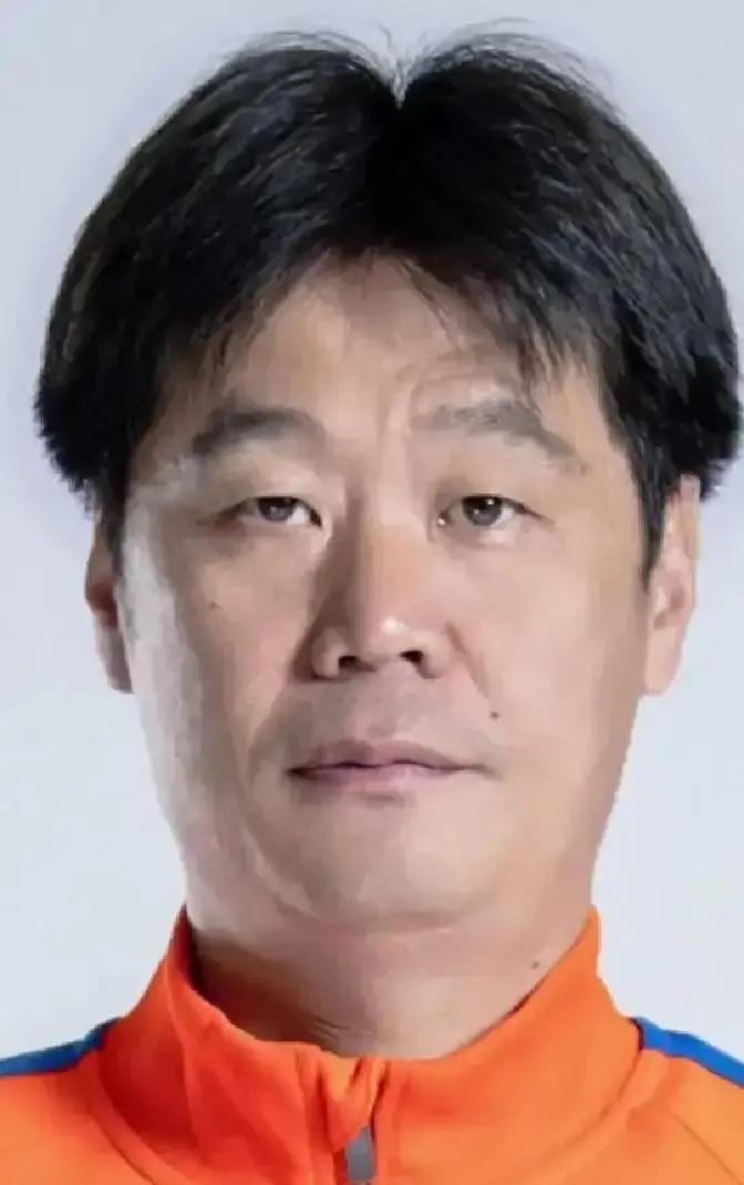 别被“国资接手”的新闻忽悠了。泰山队真正的危机，现在才开始。李霄鹏为什么在