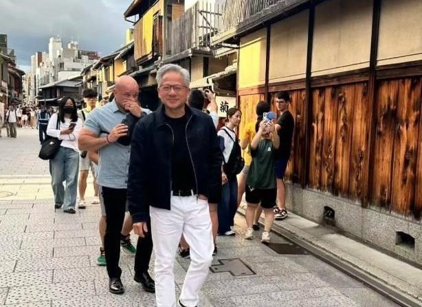 63岁黄仁勋旧金山街头被偶遇，脚踩爱马仕鞋，明明身家千亿却不挑衣服，日常穿搭全听老婆的，干脆交给夫人