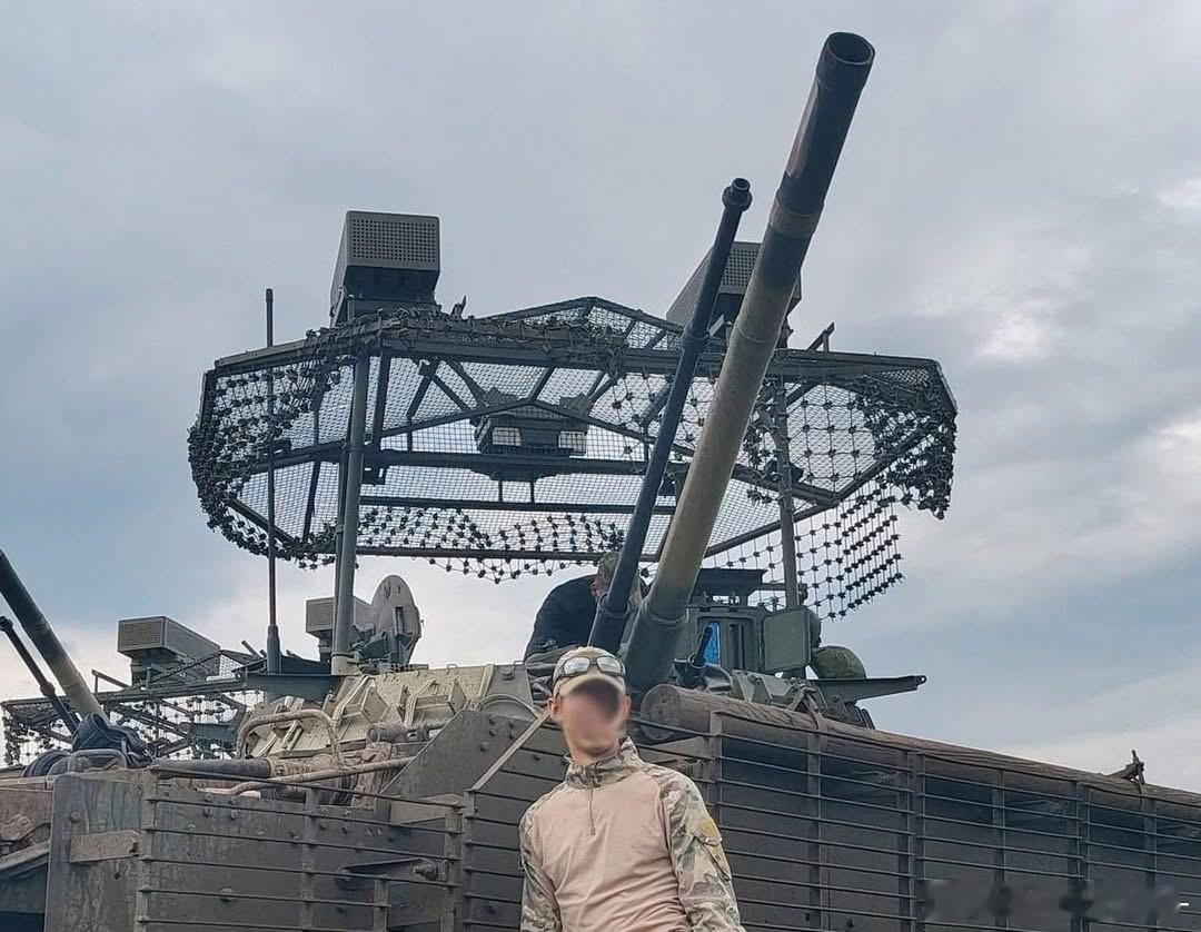 加装反无人机笼以及间隙装甲的鹅军BMP3步兵战车坦克装甲车辆武器装备兵器影像