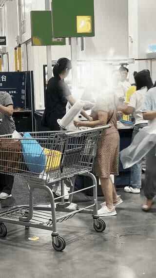 不知道大家发现没，有很多大妈都喜欢拿超市的塑料袋，我很好奇她们拿那么多的塑料袋回