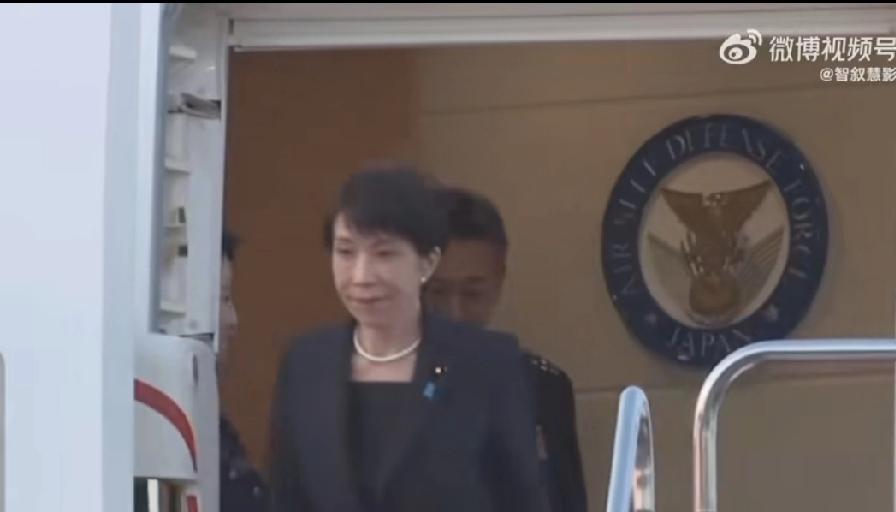 高市早苗访美结束，抵达日本下飞机满脸没有笑容，朗哥哥一句珍珠港事件，让苗妹妹受辱