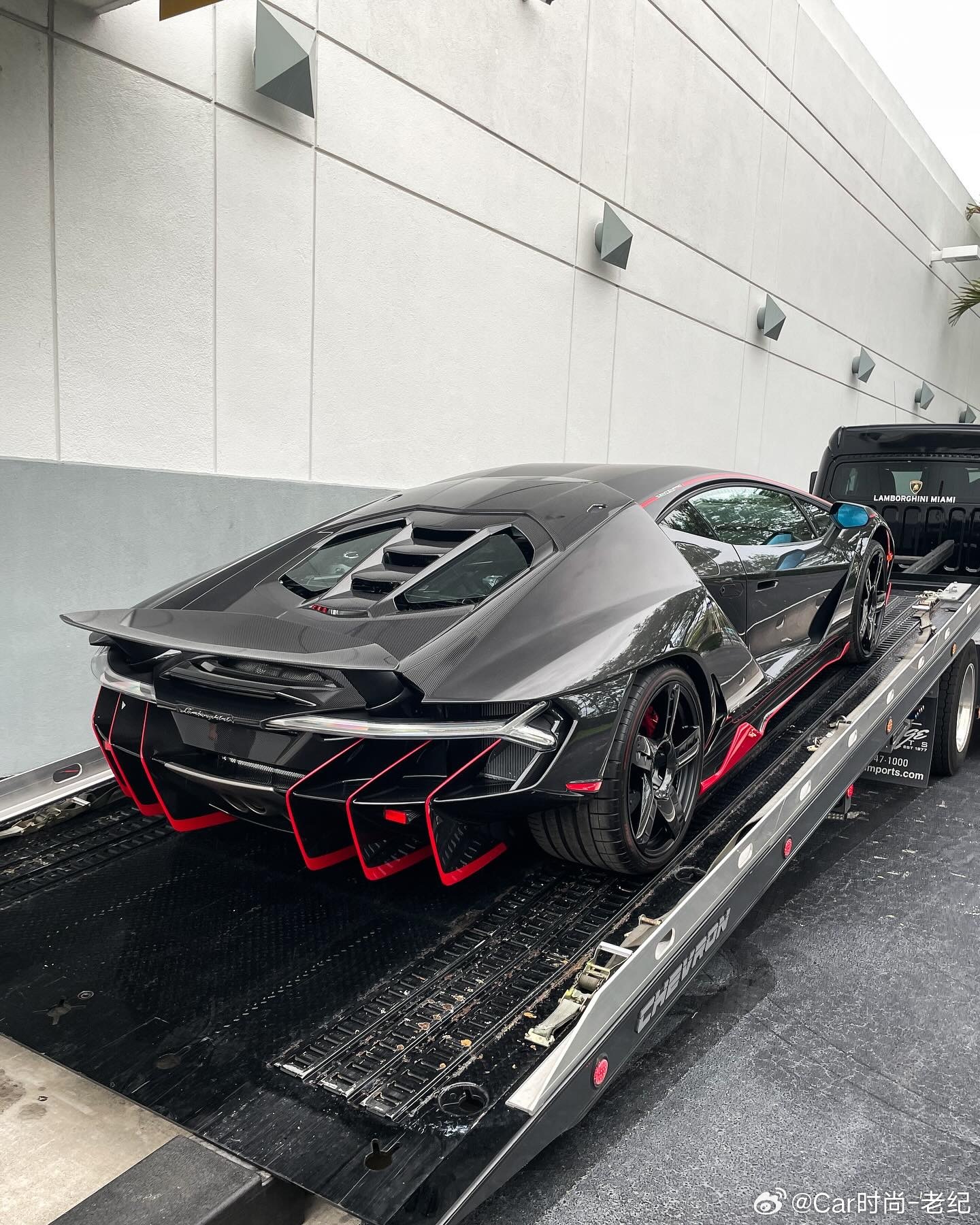 几年前看到的全碳Centenario😳的交接场面，令人疯狂！....兰博基尼
