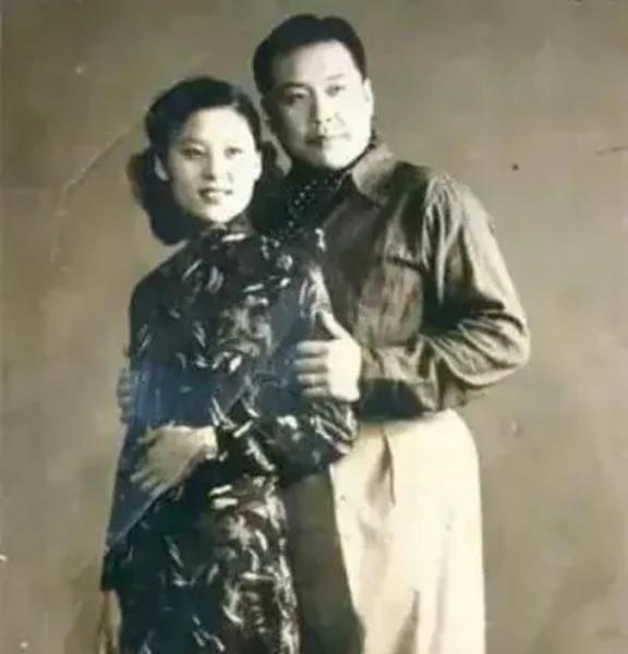 1936年，21岁袁祜祯和18岁的曹士岳大婚。洞房过后，曹士岳发现新娘不是完璧之