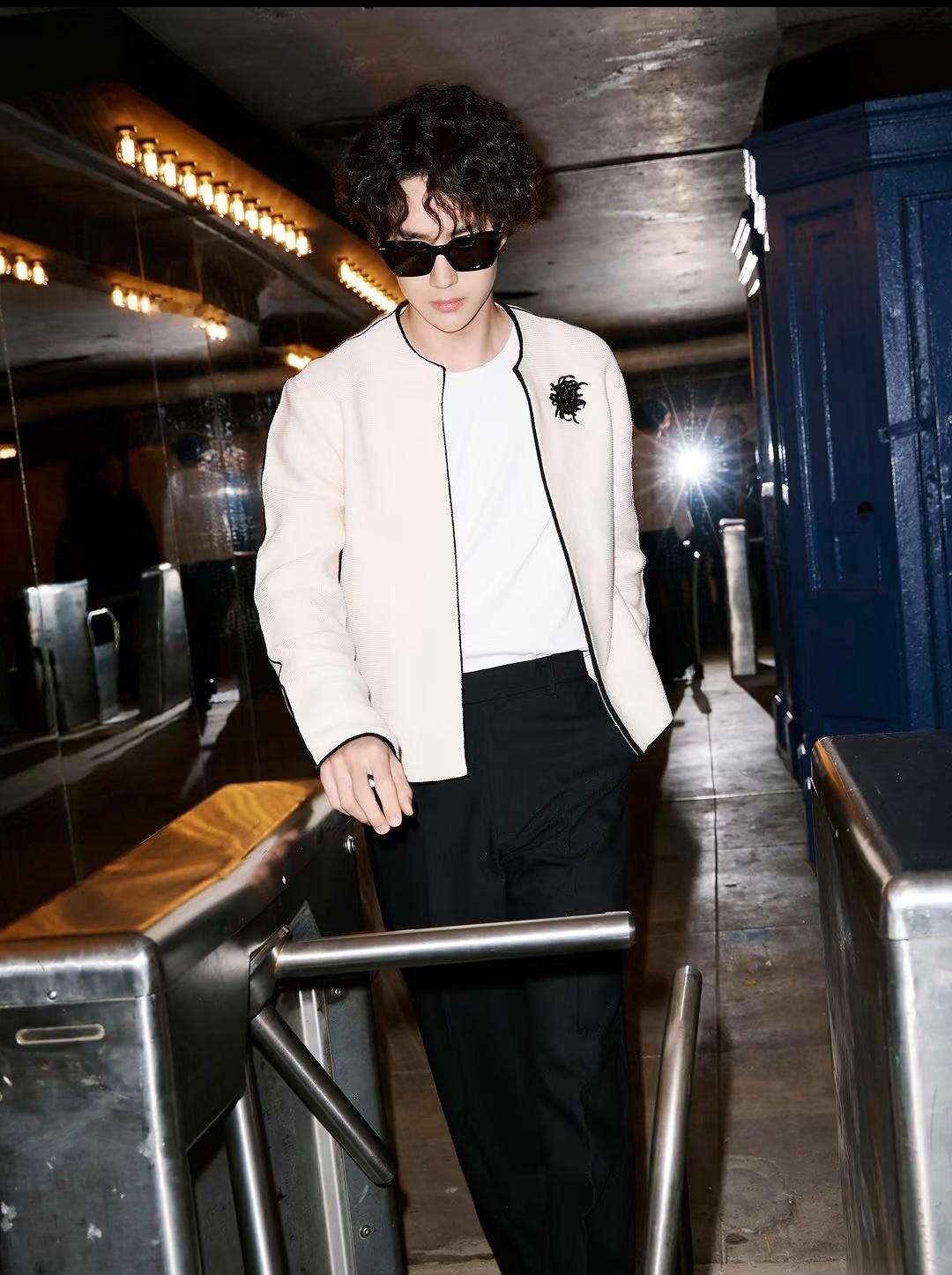 香奶奶官网发的王一博，时尚感爆棚！