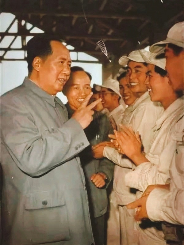 当信仰只剩下铜板，一个社会已经在发霉发臭。读过《毛选》便会彻底醒悟，这世间最高级