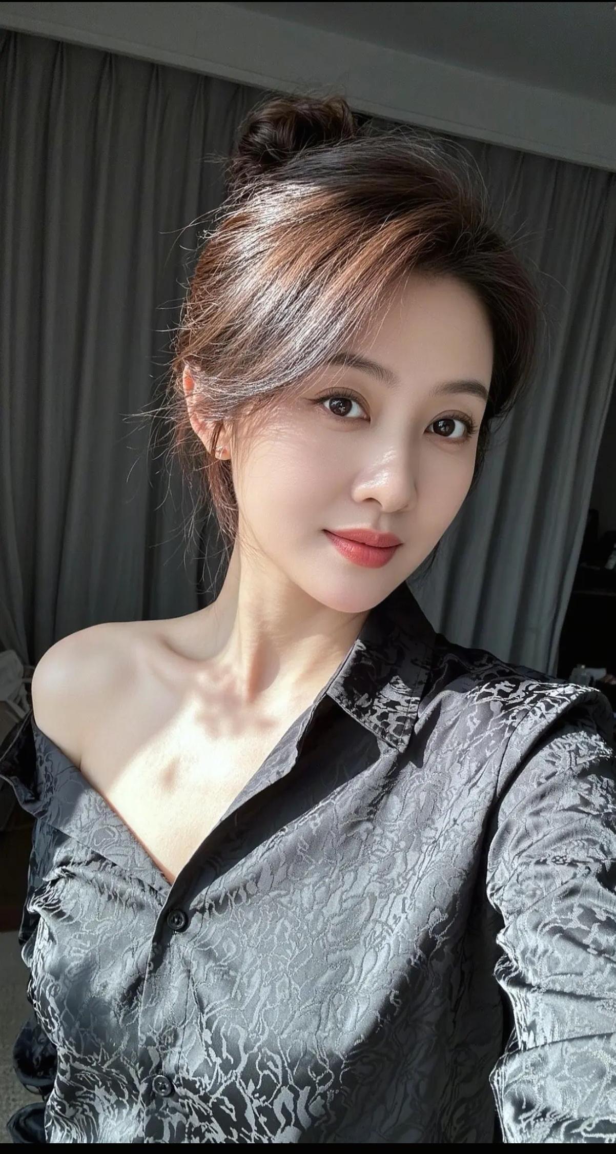 优雅气质，自然妆容，迷人微笑。