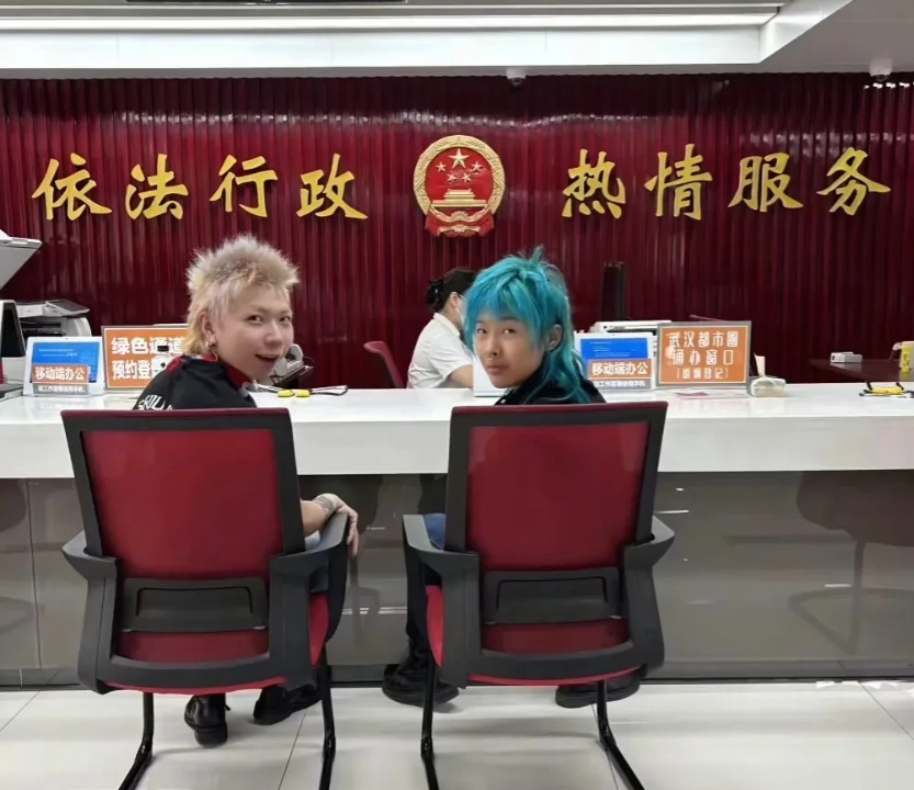 结婚不用户口本的第一批受害者出现了[？？？]哈哈哈牙都要笑掉了被转转回收了。