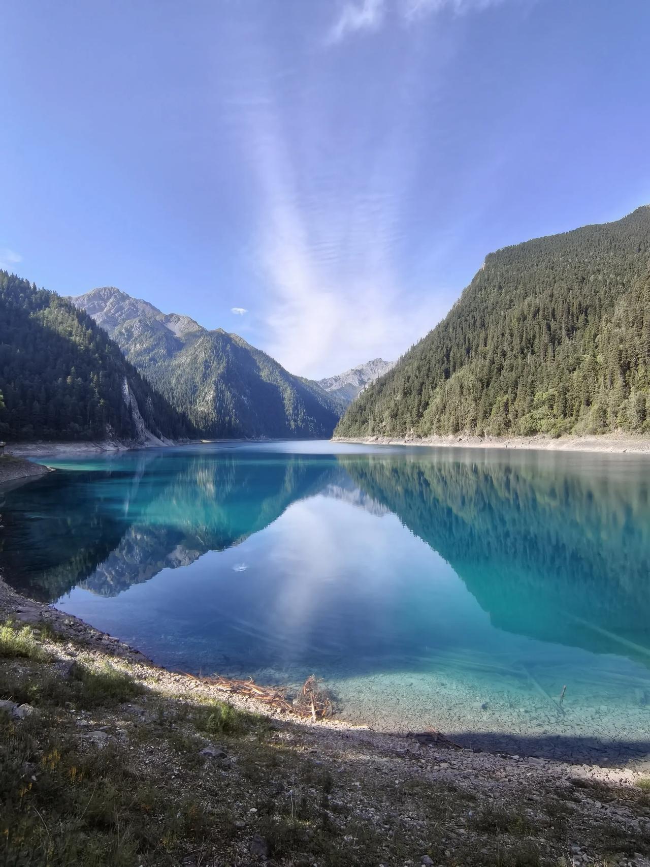 黄山归来不看山，九寨归来不看水。这次川西之行从九寨沟开始，九寨之美，果然名不虚