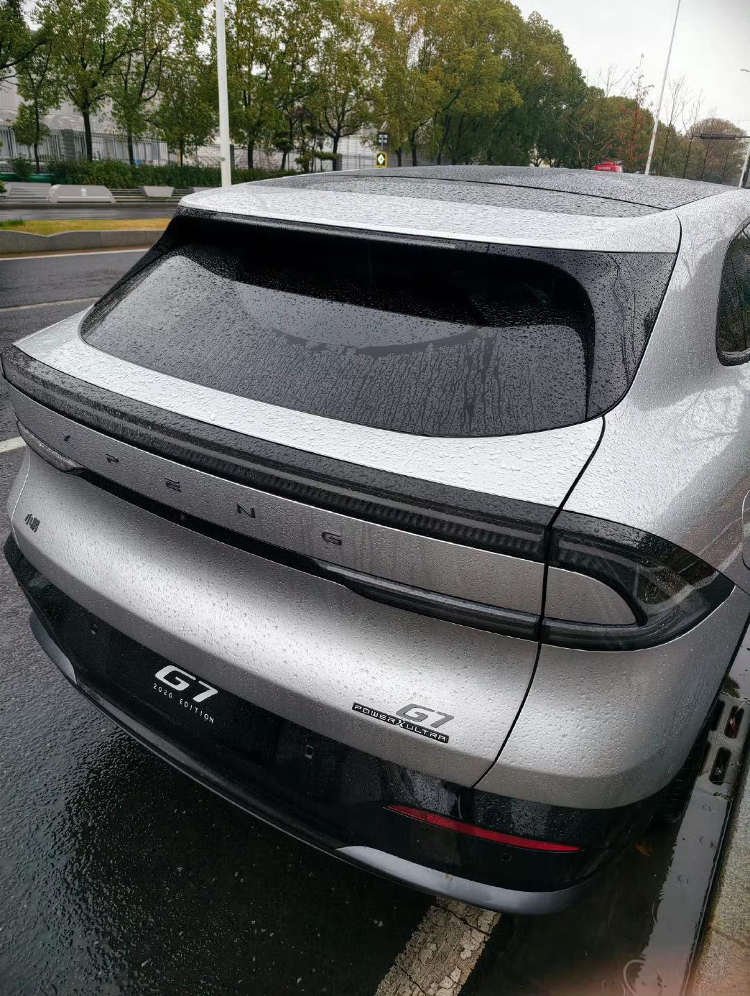 今天在开车的时候想到一个问题，一些车都有电子后视镜了，为什么还要后雨刮器？这个