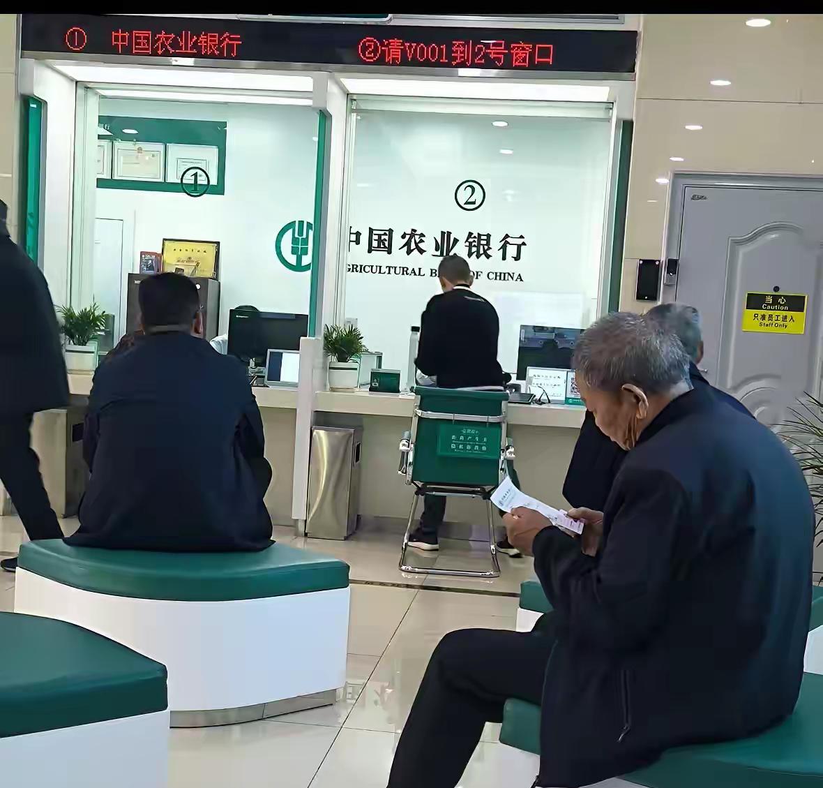 存款保险保费全由银行交，储户一分钱不用掏，这点真的比很多人想象的要贴心。之前总