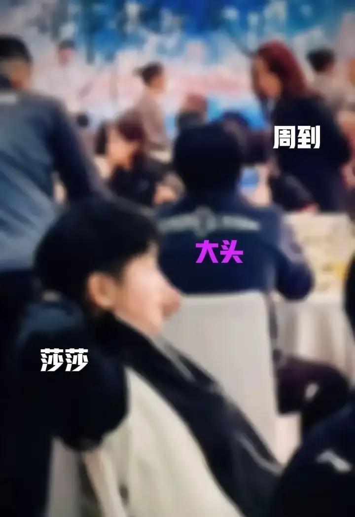 莎莎和大头在香港总决赛晚宴被安排成斜对面，中间只隔一条过道。我刷到视频时，两人