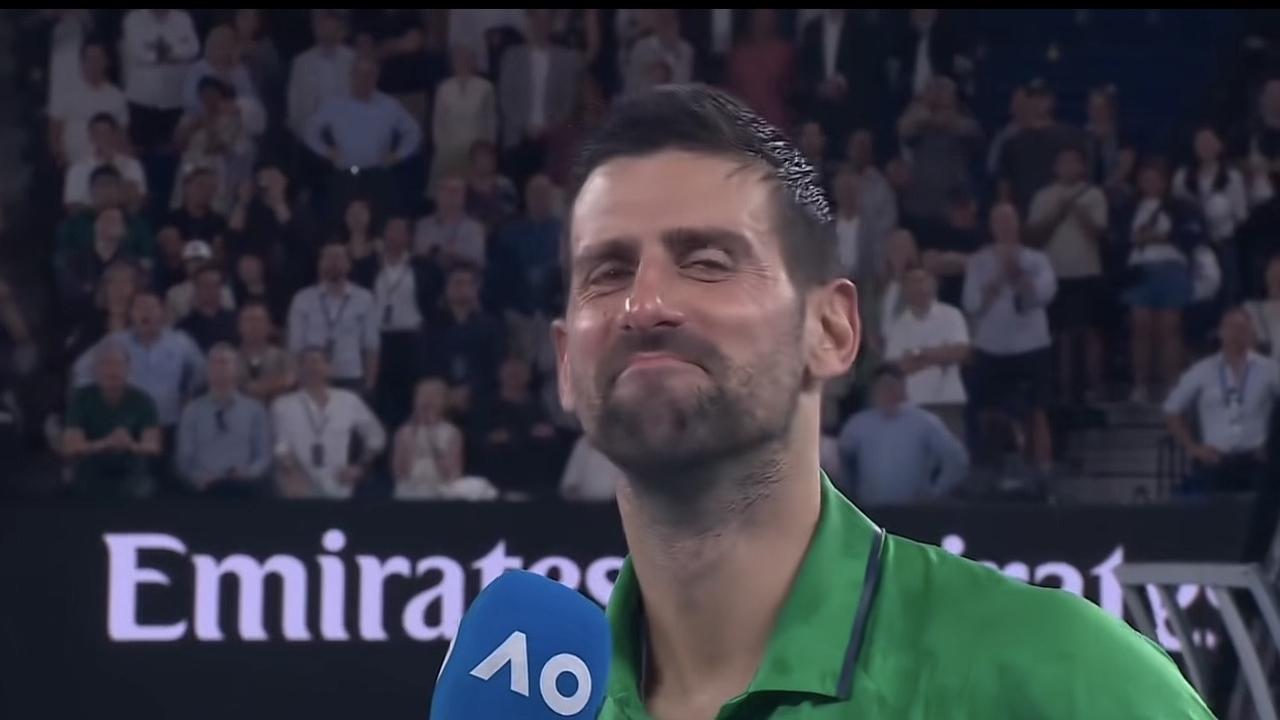 德约进决赛：有谁注意到他赛后的泪水！赛后的德约科维奇，在记者递过来的话筒前，沉