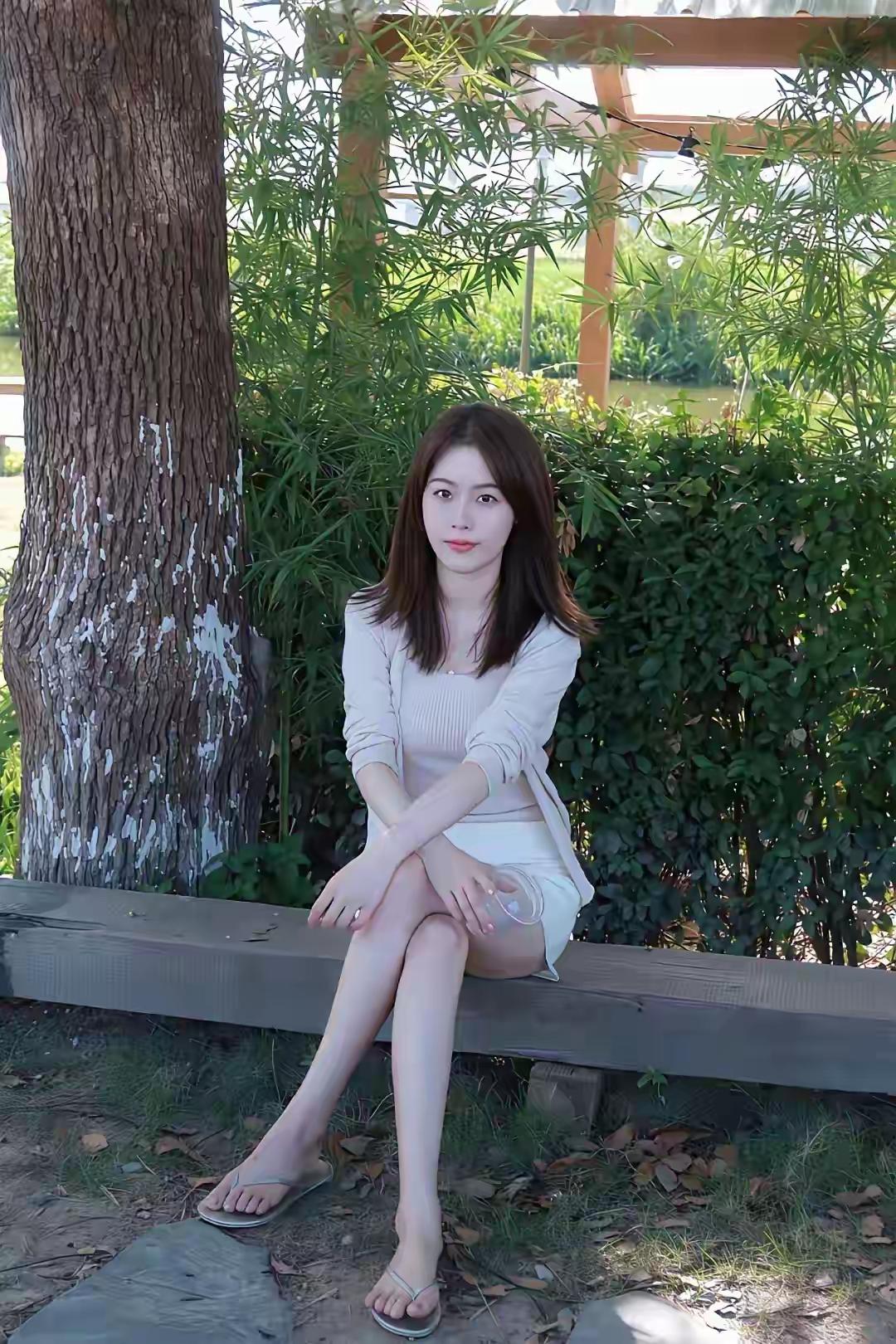 夏日清新，绿意盎然，静坐长椅，享受宁静时光。秋日小憩照花树上的小憩