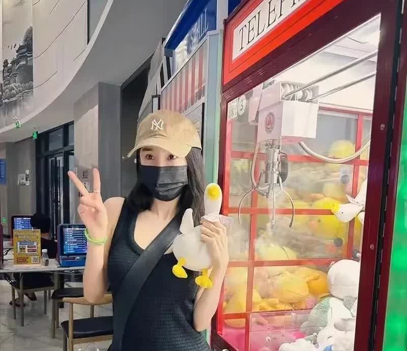 杨幂晚上出门逛街，黑色长裙尽显完美身材，戴着口罩完全认不出来