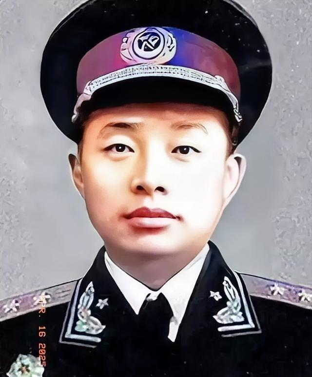 1955年，授衔台上，一张年轻稚嫩的面庞，却肩扛中将军衔，着实令人惊叹，不禁让人