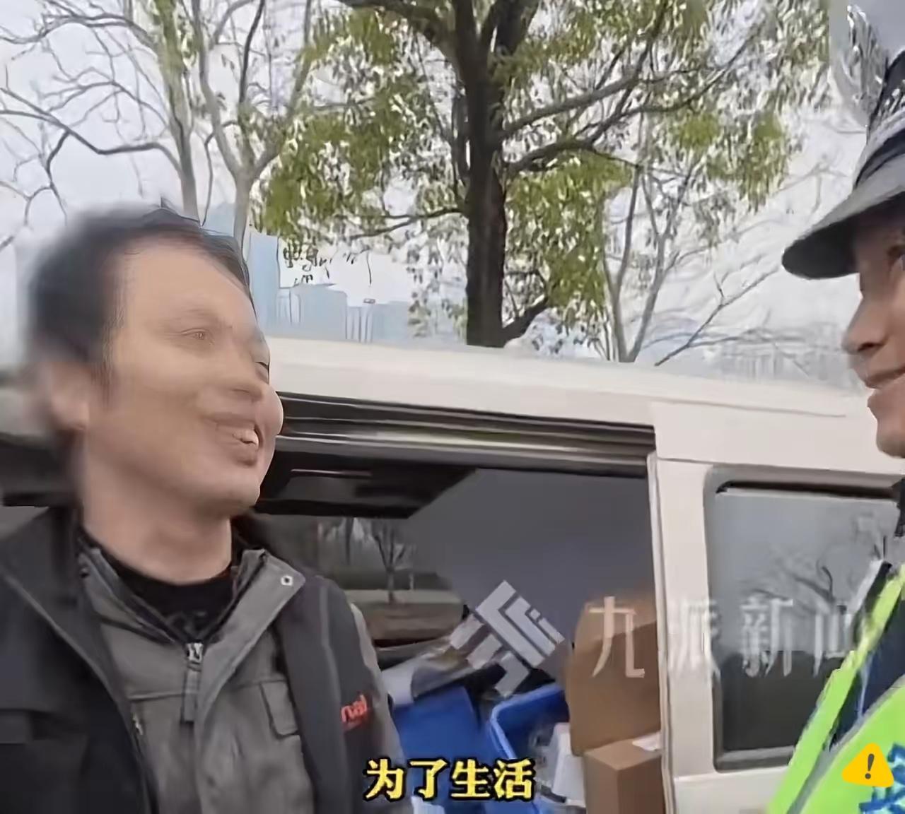 “这是真正的执法为民！”湖南长沙春运执勤时，交警拦下一辆拆座改货的面包车，司机当