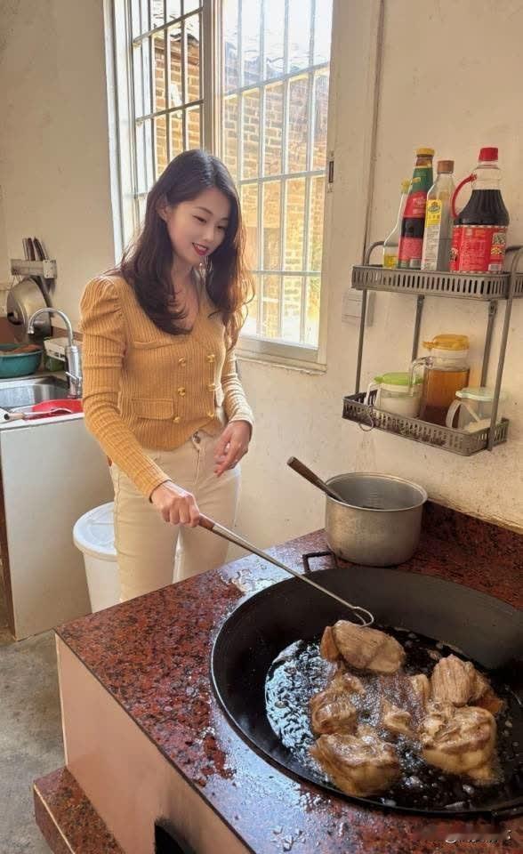 炉火烹佳肴，香气满屋飘。