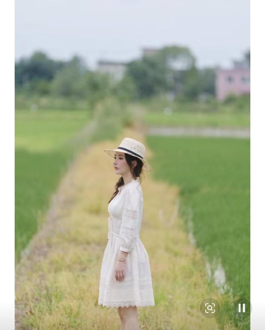 7月29日，方媛在安徽芜湖南陵县的田野间与两个女儿拍照，一看就是在拼命修图，她的