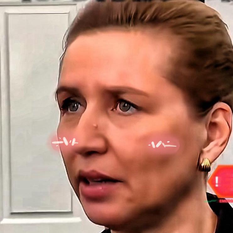 这丹麦女首相的变脸绝活怕是连川剧演员都得喊声师傅。弗雷泽里克森这张脸，切换