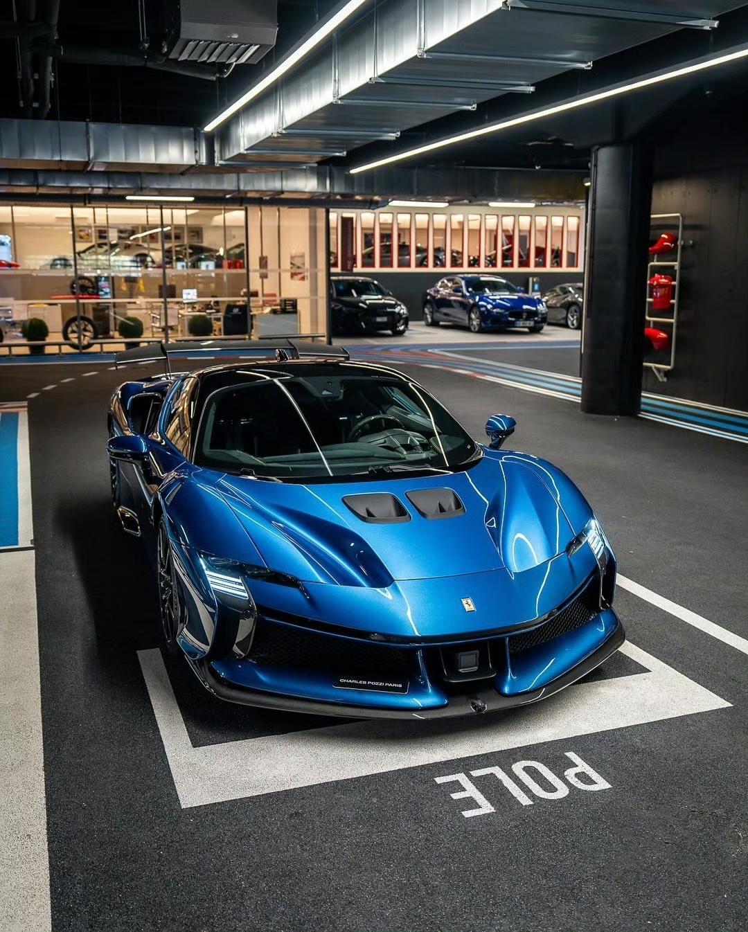 这款蓝灰色涂装的法拉利SF90XXStradale展现了极致的个性。作为