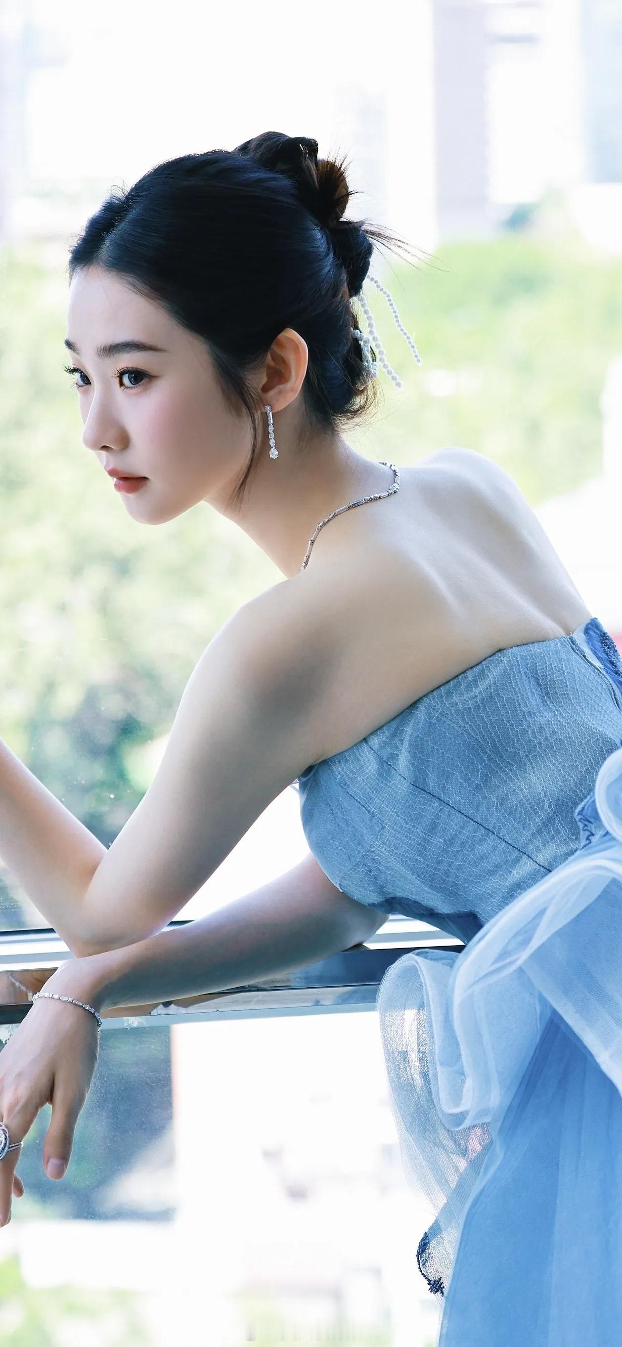 张艺凡全新的活动造型