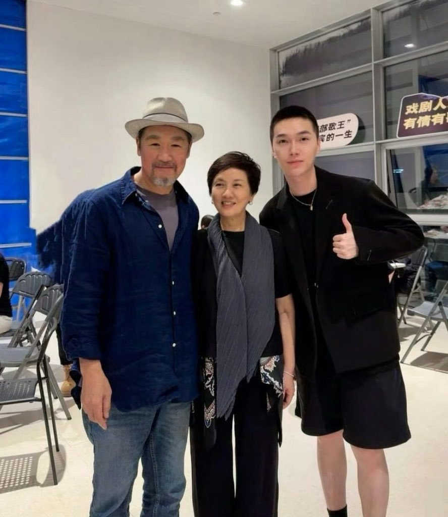 71岁张国立后台吸氧仍不敢停：一场对赌亏掉2.3亿，晚年为何如此狼狈？2026年