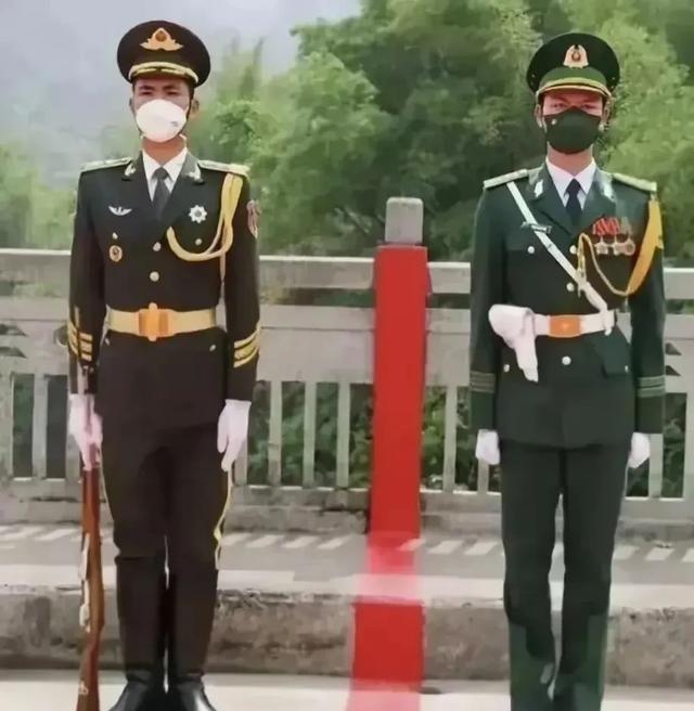 中越边境桥上，两国哨兵军姿挺拔、制服相似，仅凭外观确实难辨。关键看装备最近网上