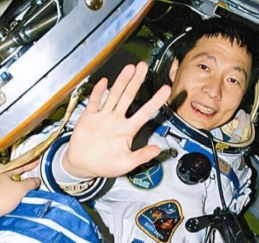 杨利伟为什么后来再也没有登天？其实，他能够活着回到地球就已经是万幸，在他攀登太空