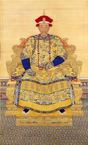 康熙设宴时，发现一位将军偷偷把菜打包带走，正要生气，李光地却低声提醒：皇上，他家