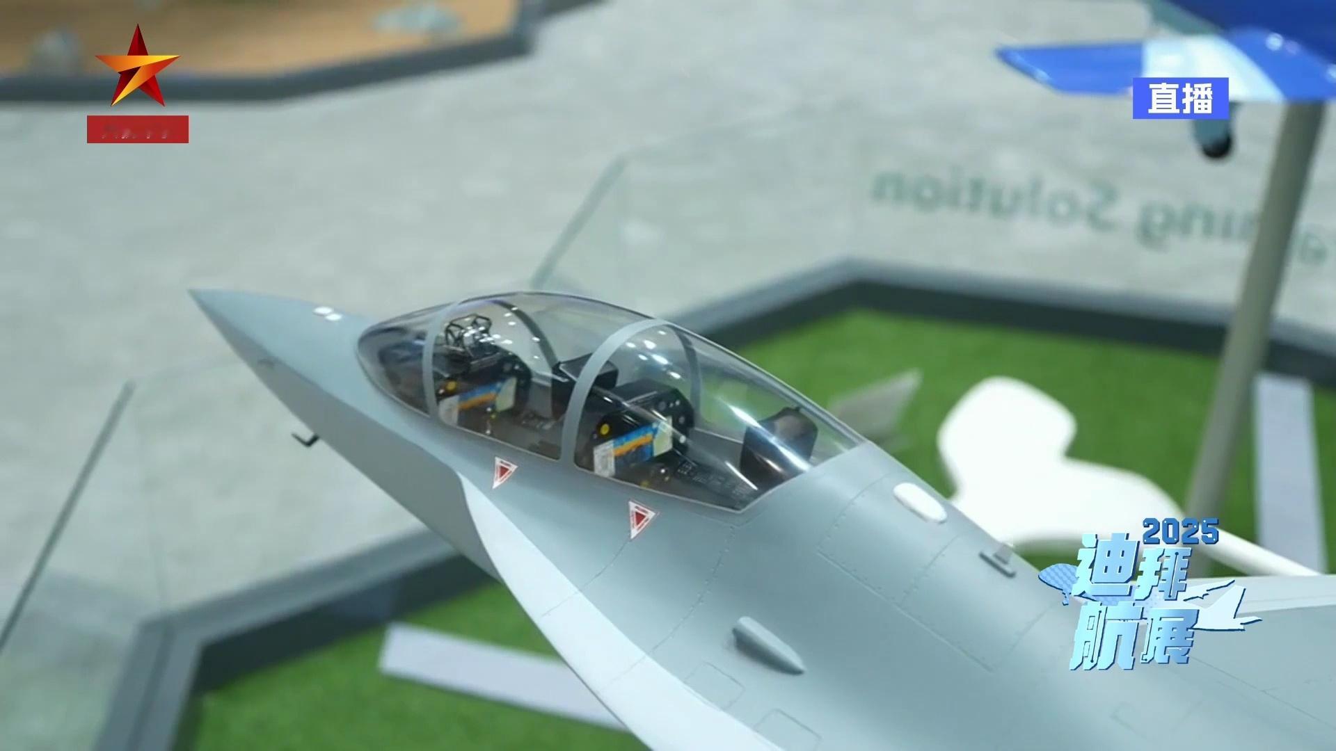 中航技展台上的L-15A模型前后舱都换上了整块大屏