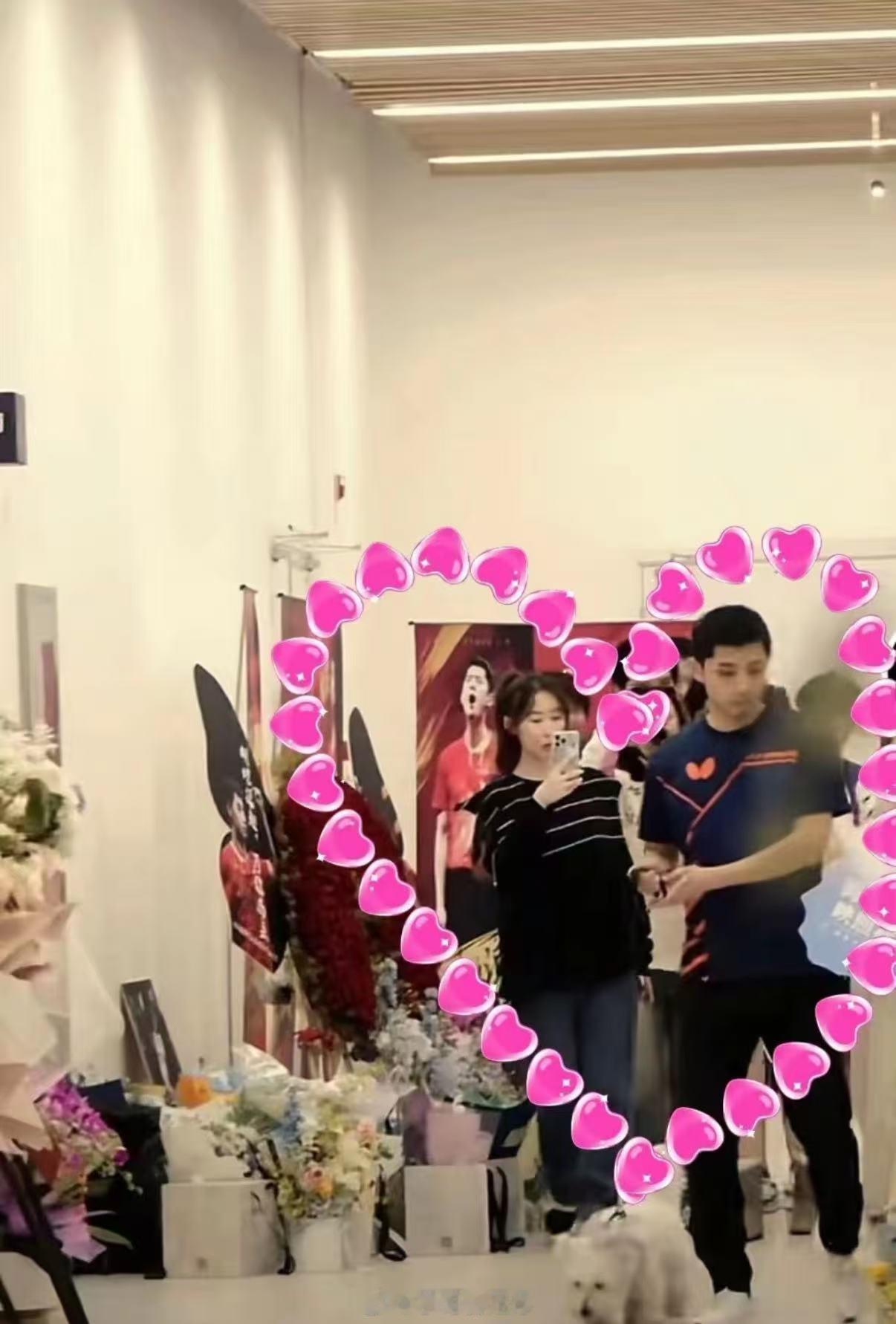 曝张继科张蕊已经结婚生子二人同框吃火锅被拍，互动默契似老夫老妻，结婚生子传闻再起