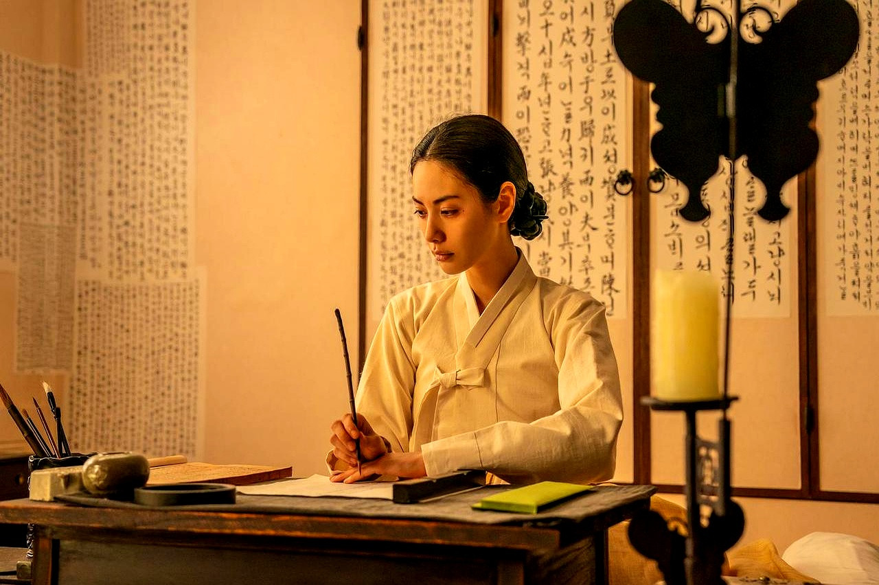韩剧版《丑闻》刚开播就被骂惨，网友全在喷尺度太大、毫无必要。可很少有人注意到，镜头背后藏着一个极其扎