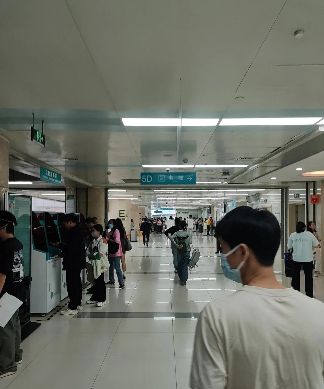 昨天在重庆医科大学上班的同学说他们学院招进来十个博士，有三个是华西的，其他七个有