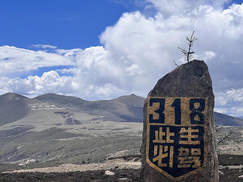 之前自驾跑川西某景区，就撞见景区直接把途经的318国道一段像拦自家后院篱笆似的围