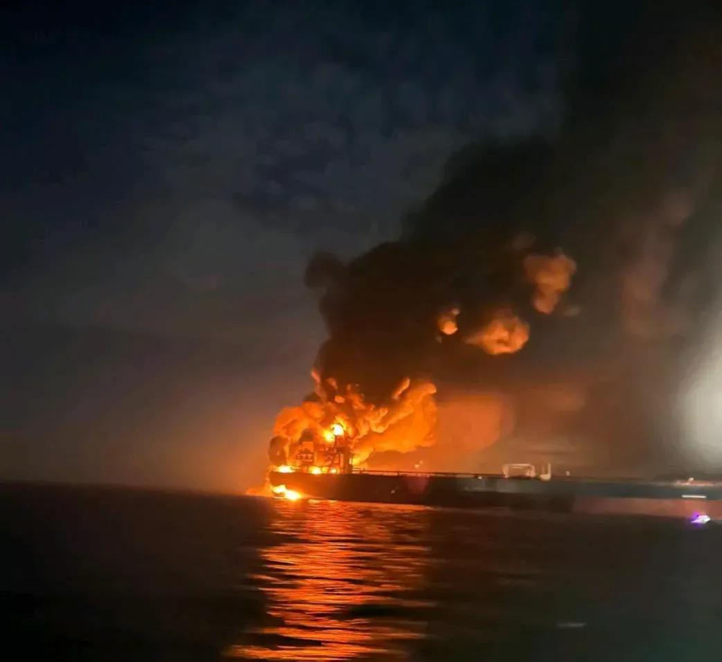 黑海再不黑暗，油轮的火光照亮夜空塔斯社报道，土耳其国内媒体2026年1月8日