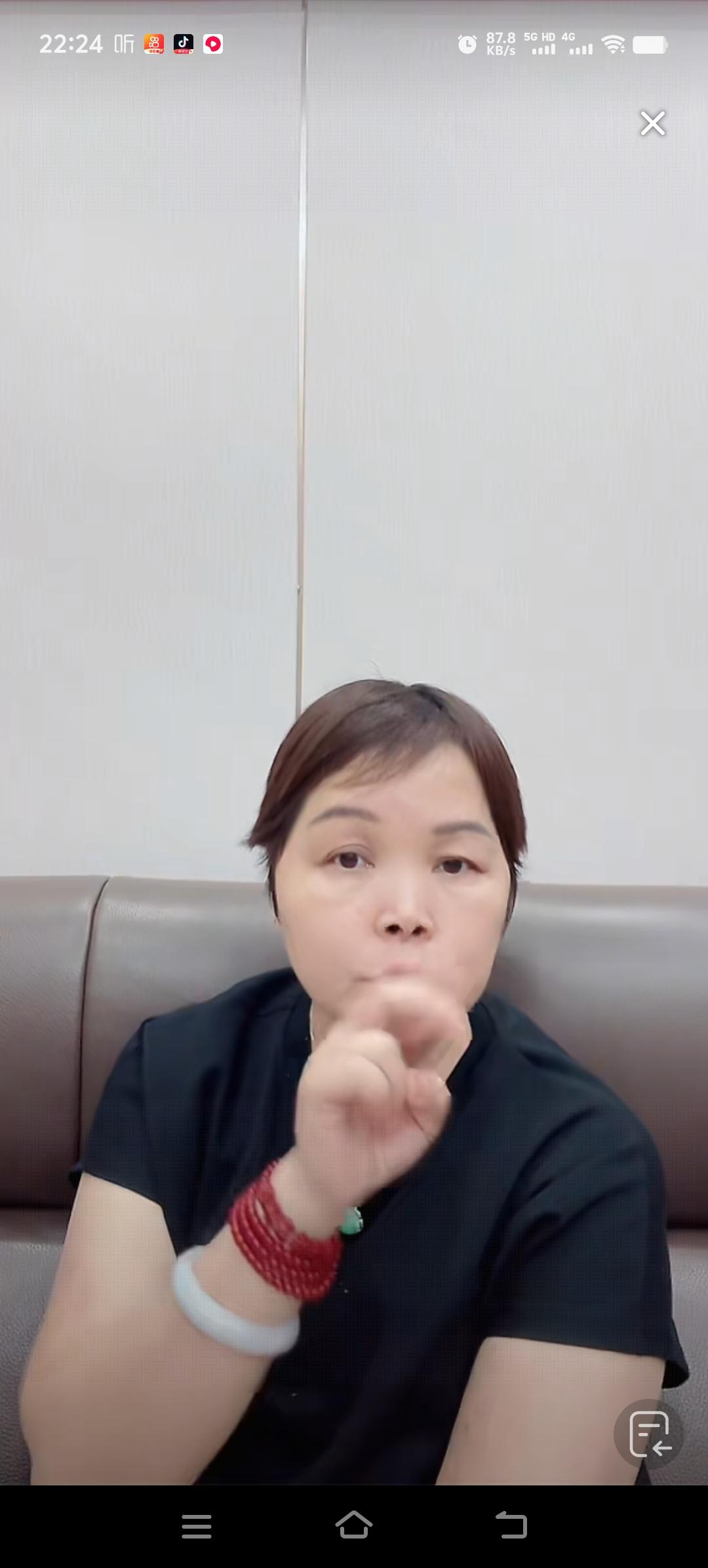 叶锐聪的妈妈每天早中晚准时给儿子打电话或视频，妈妈还偷偷的问儿子有没有女朋友，儿